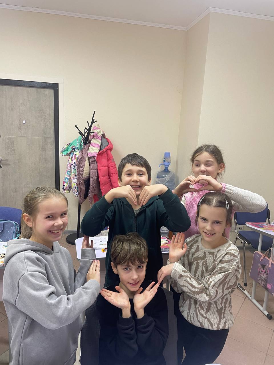 Учні Winglish School разом під час заняття англійської
