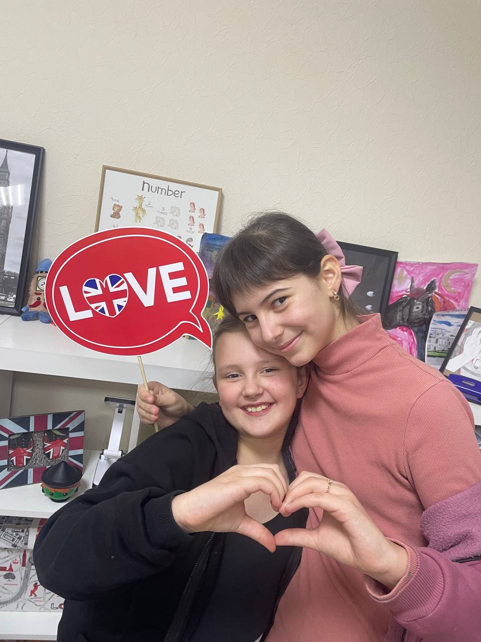 Подружжя учениць з LOVE-пропом на занятті